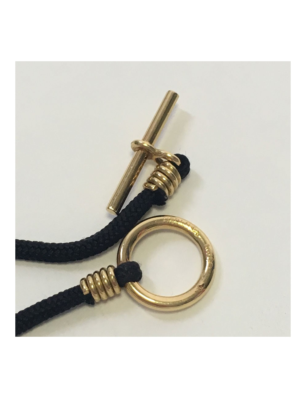 Collier HERMES en or et cordon en tissu noir