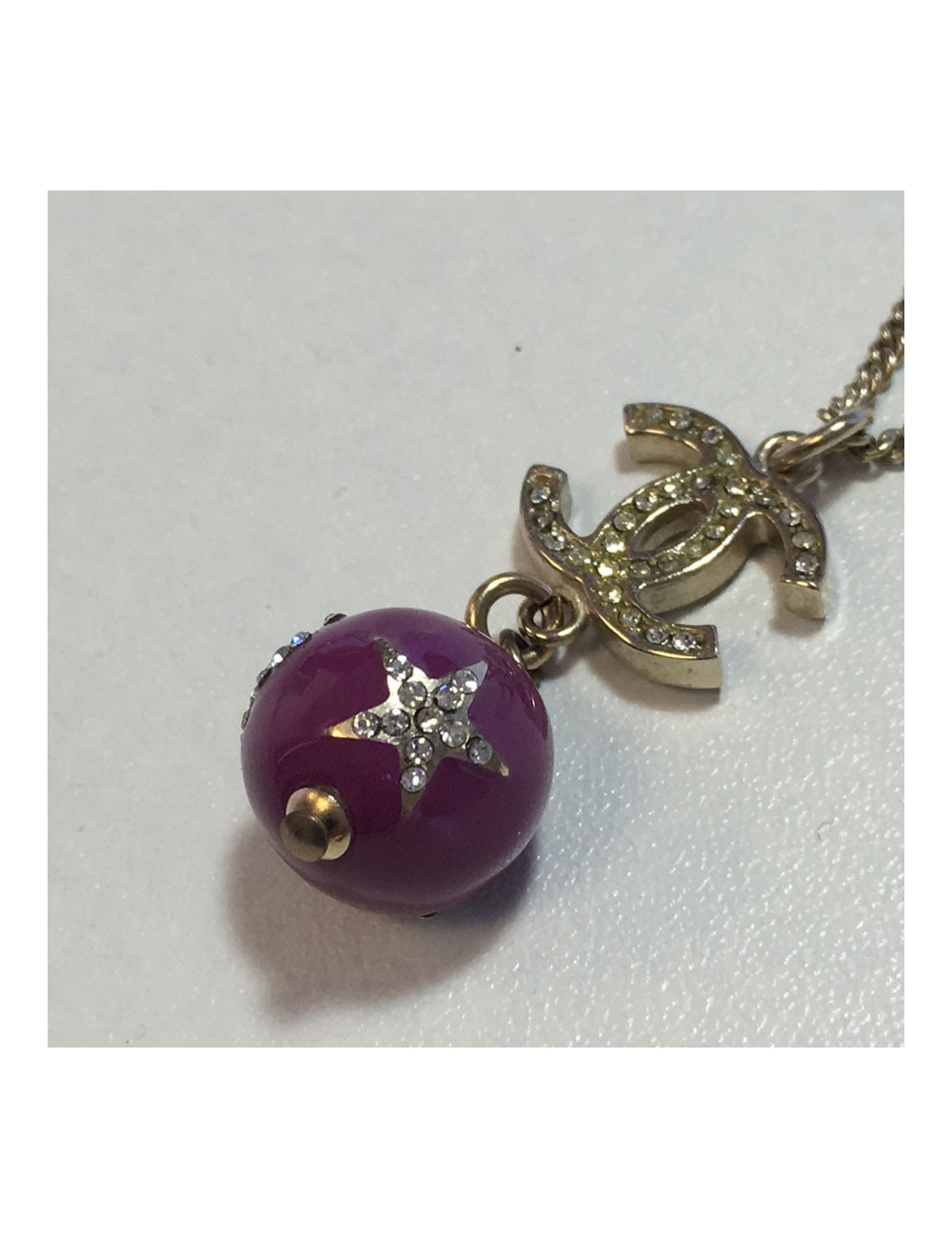 Gold metal, cc, round pendant necklace CHANEL purple and rhinestones