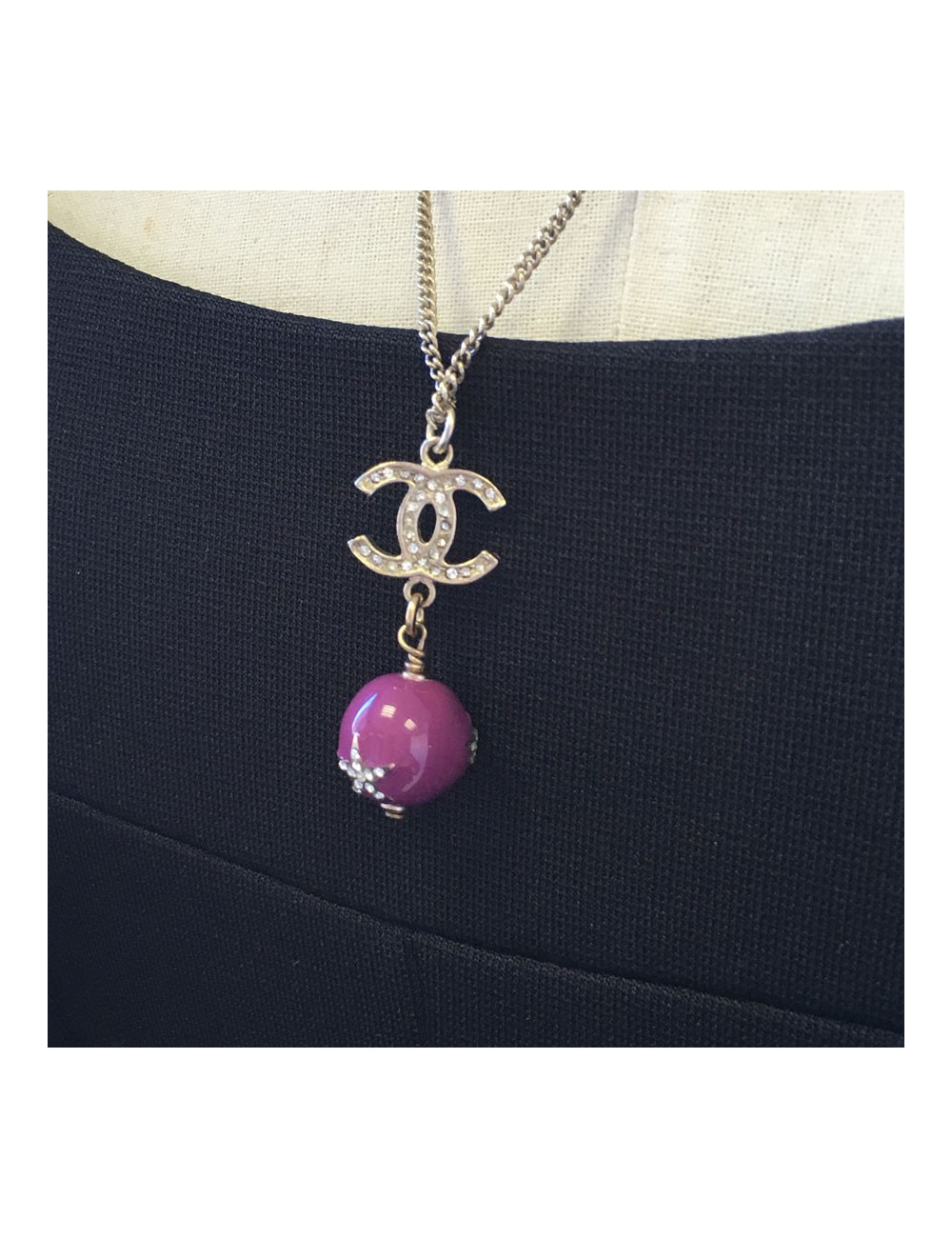 Gold metal, cc, round pendant necklace CHANEL purple and rhinestones