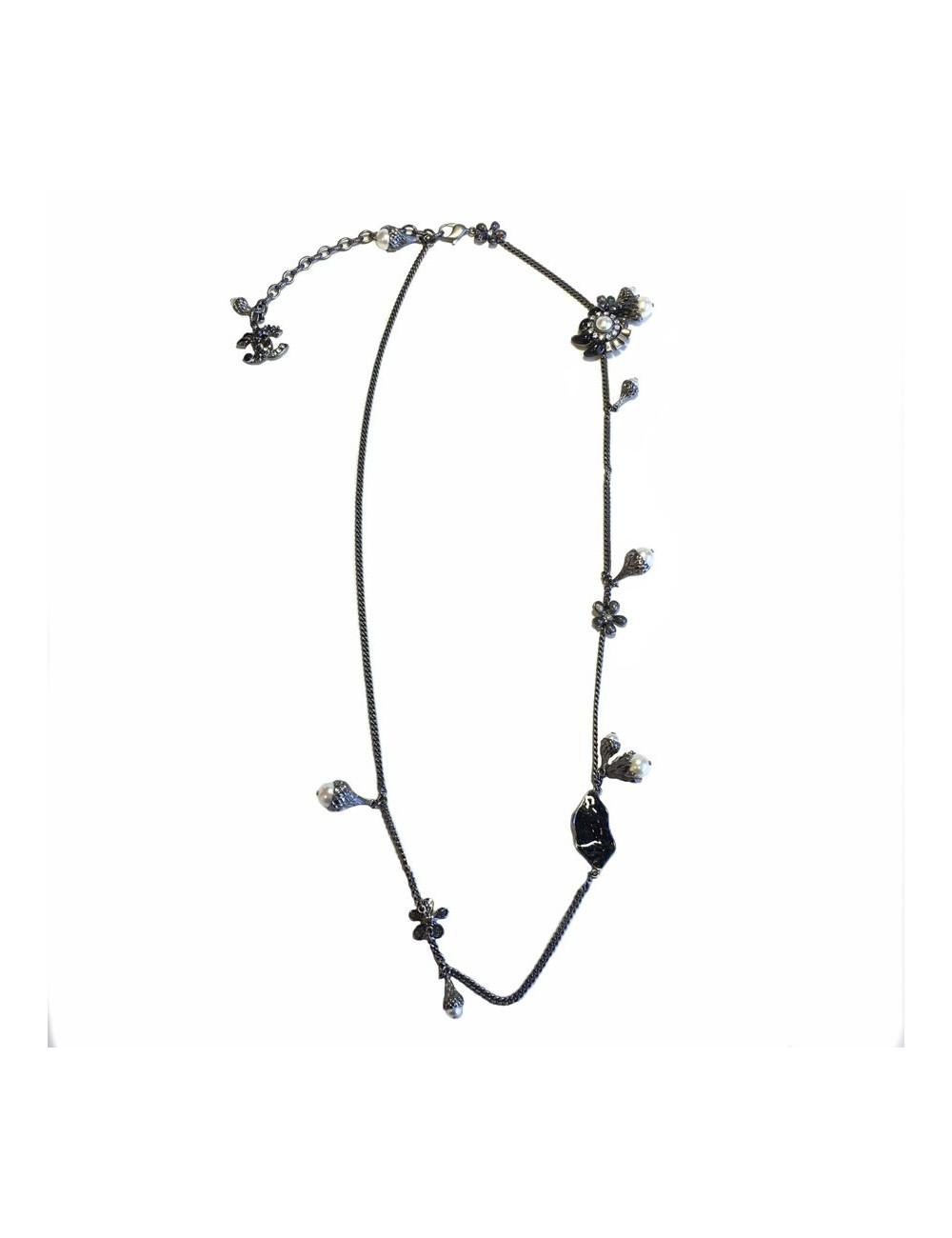 xxx Ceinture sautoir CHANEL en chaine argentée, perles nacrées, fleurs  et CC