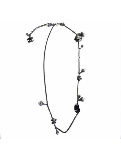 xxx Ceinture sautoir CHANEL en chaine argentée, perles nacrées, fleurs  et CC