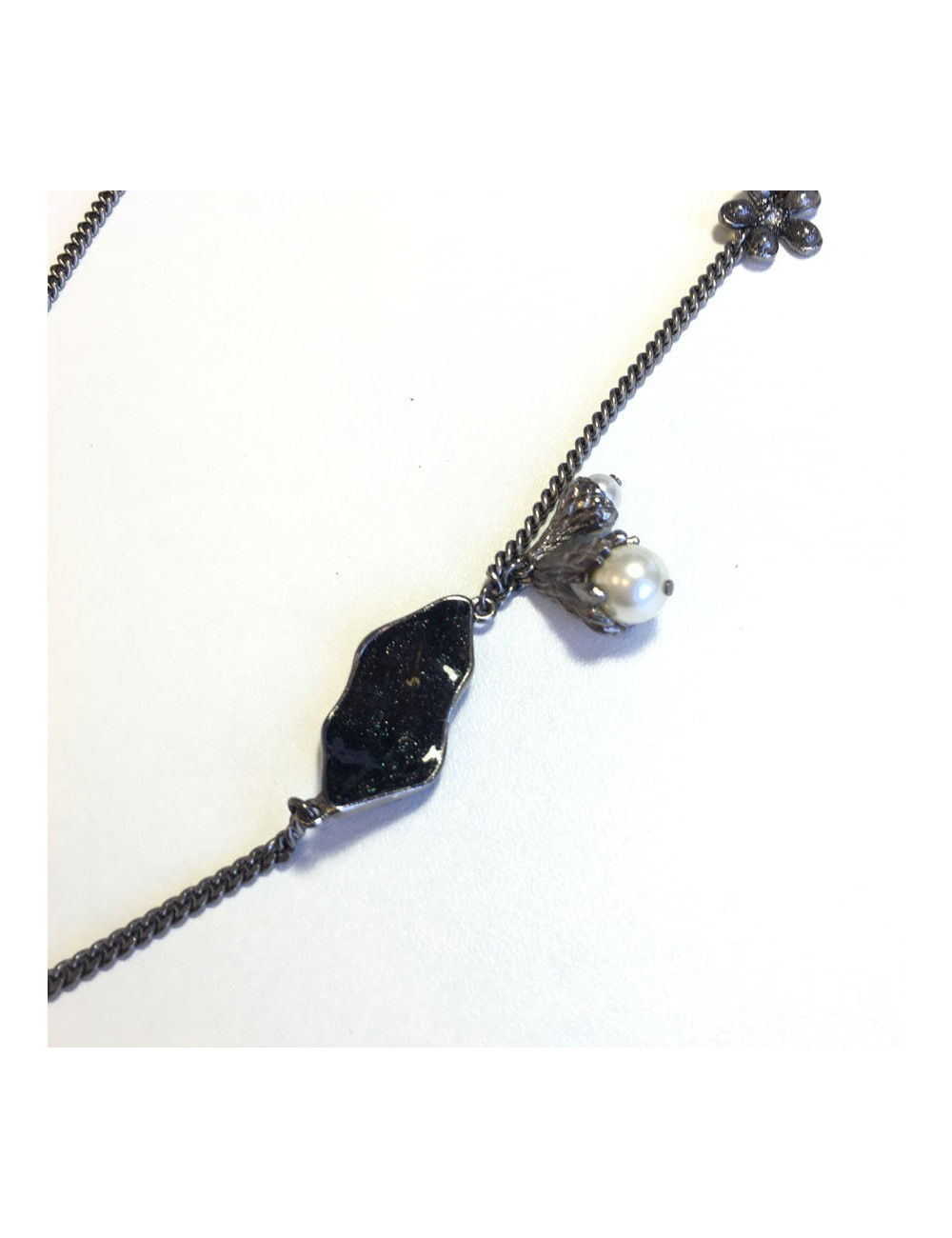 xxx Ceinture sautoir CHANEL en chaine argentée, perles nacrées, fleurs  et CC