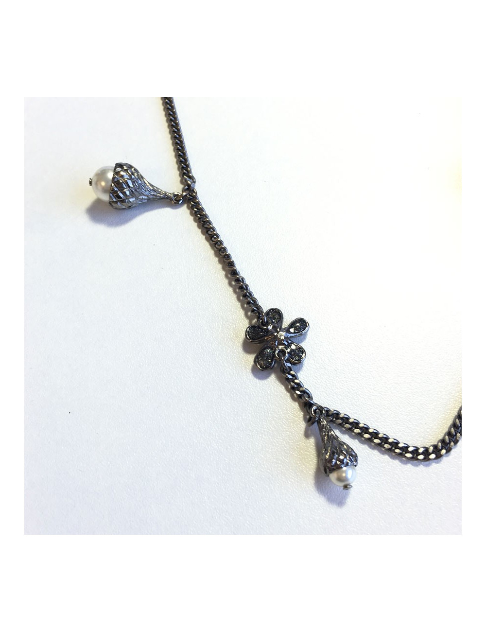 xxx Ceinture sautoir CHANEL en chaine argentée, perles nacrées, fleurs  et CC