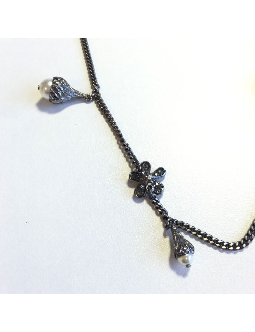 xxx Ceinture sautoir CHANEL en chaine argentée, perles nacrées, fleurs  et CC