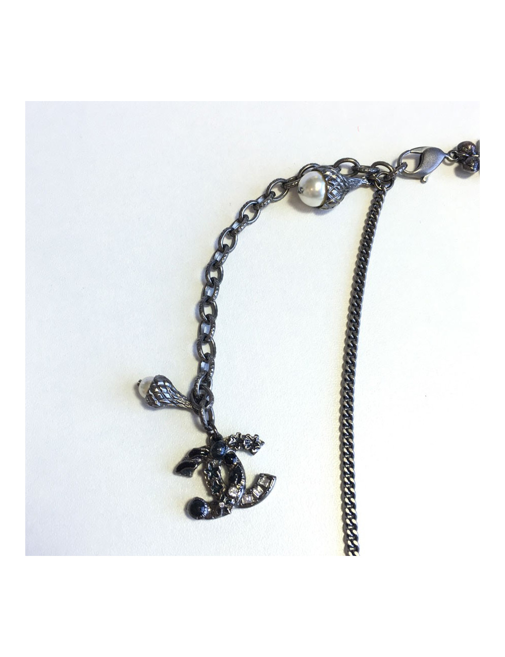 xxx Ceinture sautoir CHANEL en chaine argentée, perles nacrées, fleurs  et CC