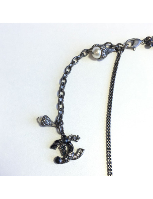 xxx Ceinture sautoir CHANEL en chaine argentée, perles nacrées, fleurs  et CC
