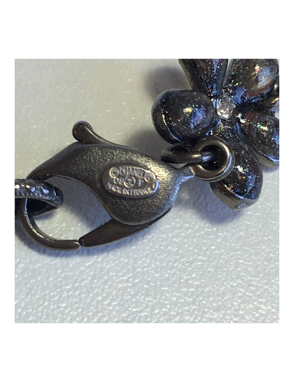 Belt necklace CHANEL chain silvery, pearly beads, flowers and CC