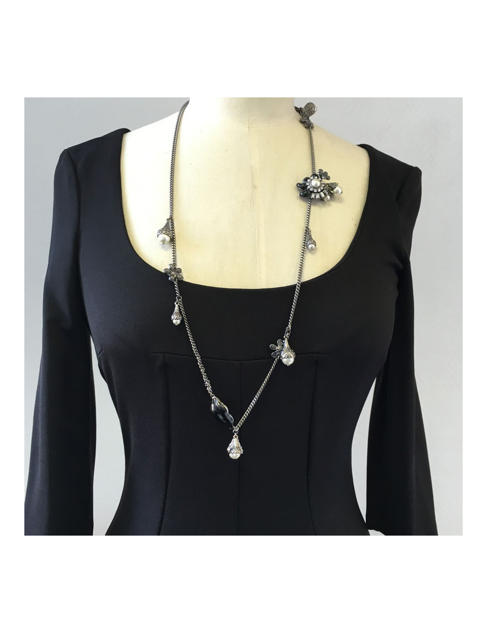 xxx Ceinture sautoir CHANEL en chaine argentée, perles nacrées, fleurs  et CC