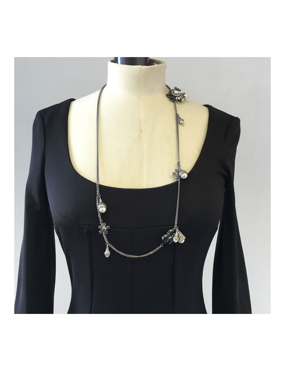 xxx Ceinture sautoir CHANEL en chaine argentée, perles nacrées, fleurs  et CC