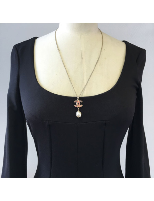 Collier CHANEL en métal doré, cc et perle nacrée