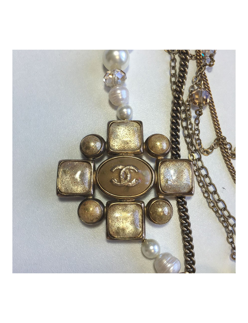 Collier CHANEL multiple rangs de perles, chaînes et pièce en métal doré