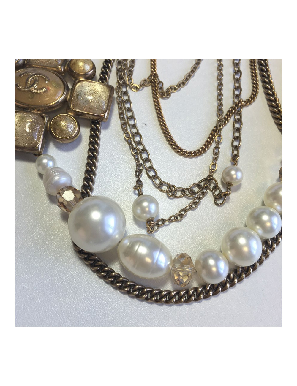 Collier CHANEL multiple rangs de perles, chaînes et pièce en métal doré