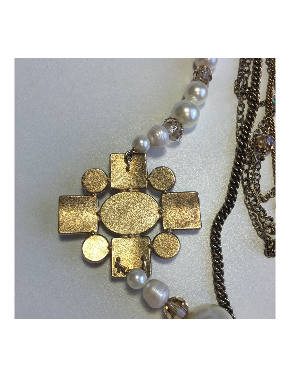 Collier CHANEL multiple rangs de perles, chaînes et pièce en métal doré