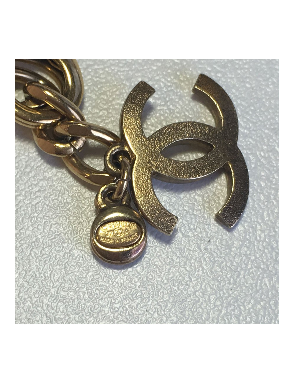 Collier CHANEL multiple rangs de perles, chaînes et pièce en métal doré