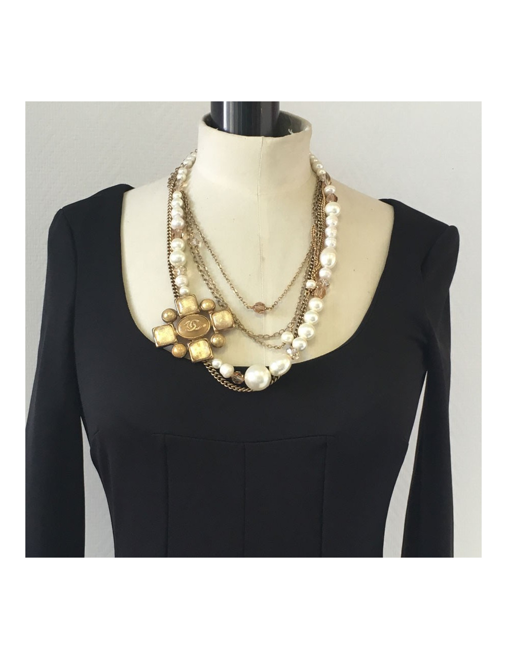 Collier CHANEL multiple rangs de perles, chaînes et pièce en métal doré