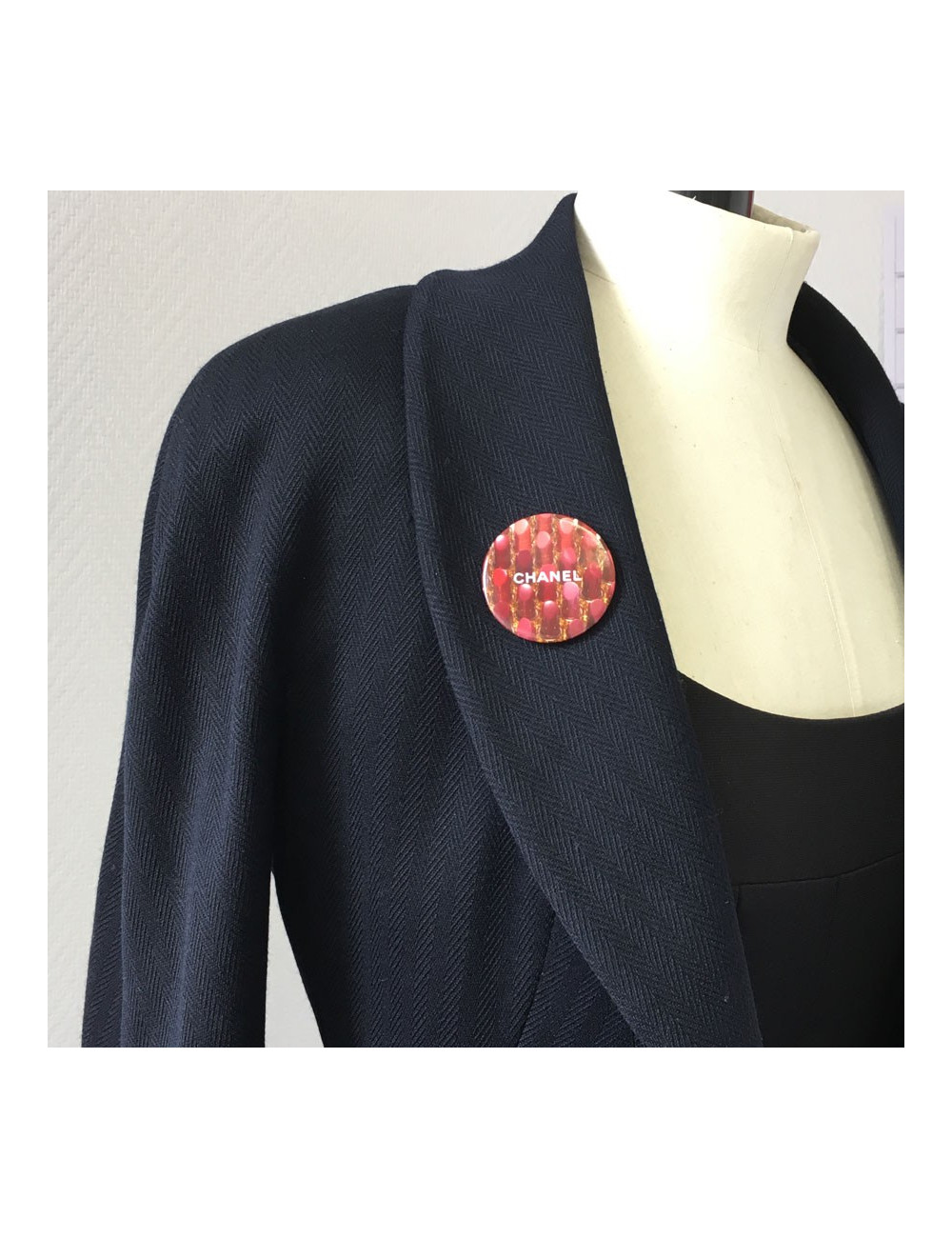 Pin’s CHANEL rond en métal 