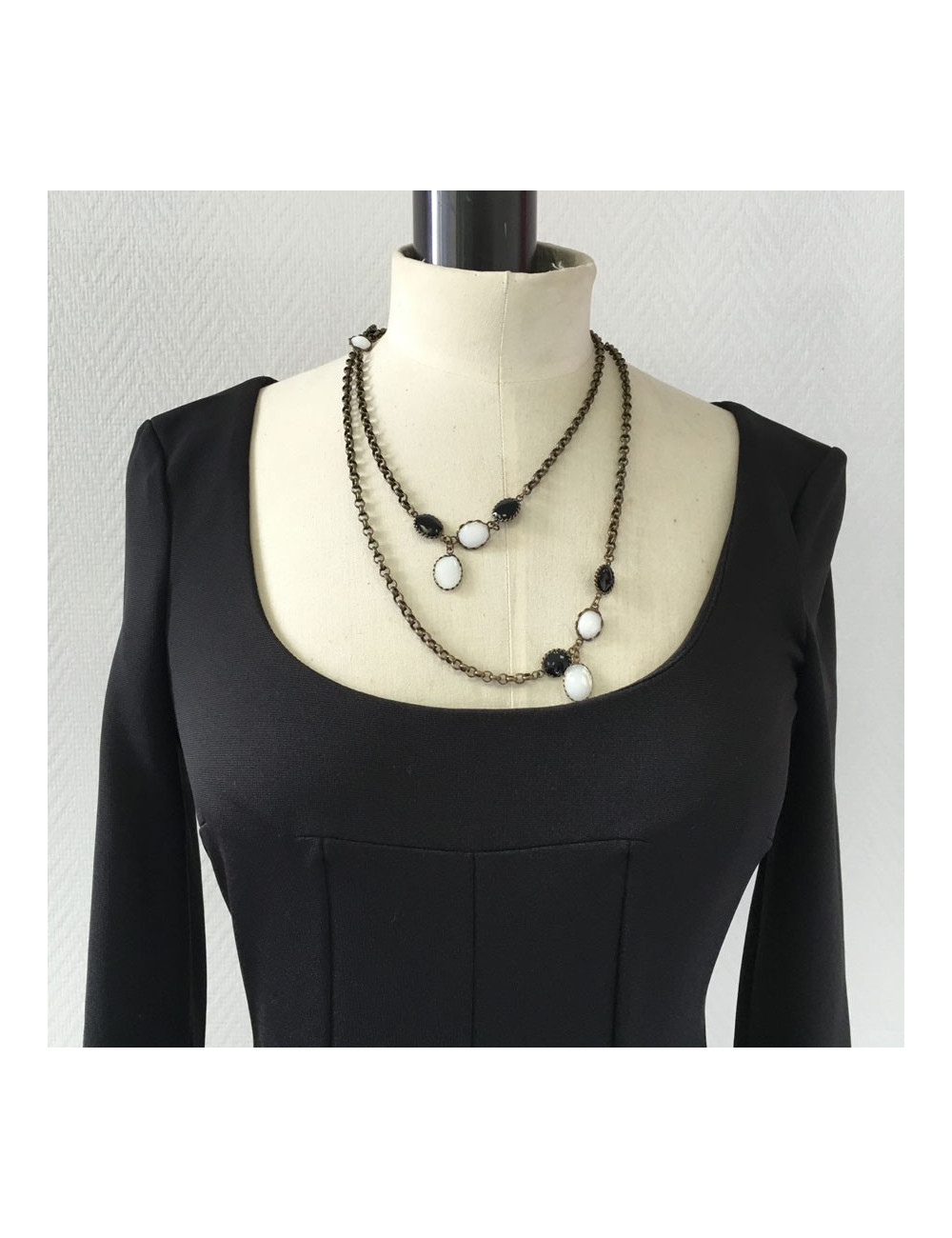 Necklace MARGUERITE of VALOIS gold chain and black and white glass paste