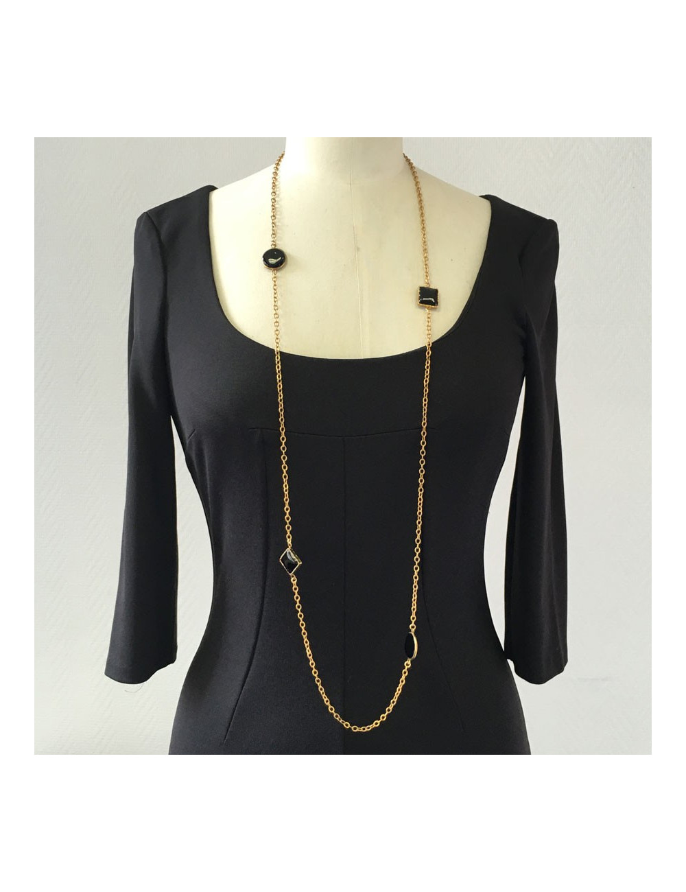 Sautoir MARGUERITE DE VALOIS chaîne dorée et pâte de verre noire