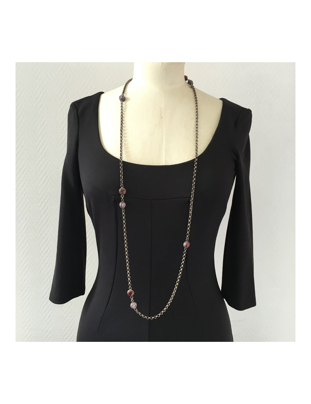 Sautoir MARGUERITE DE VALOIS chaîne argentée vieillie et pâte de verre mauve et bordeaux