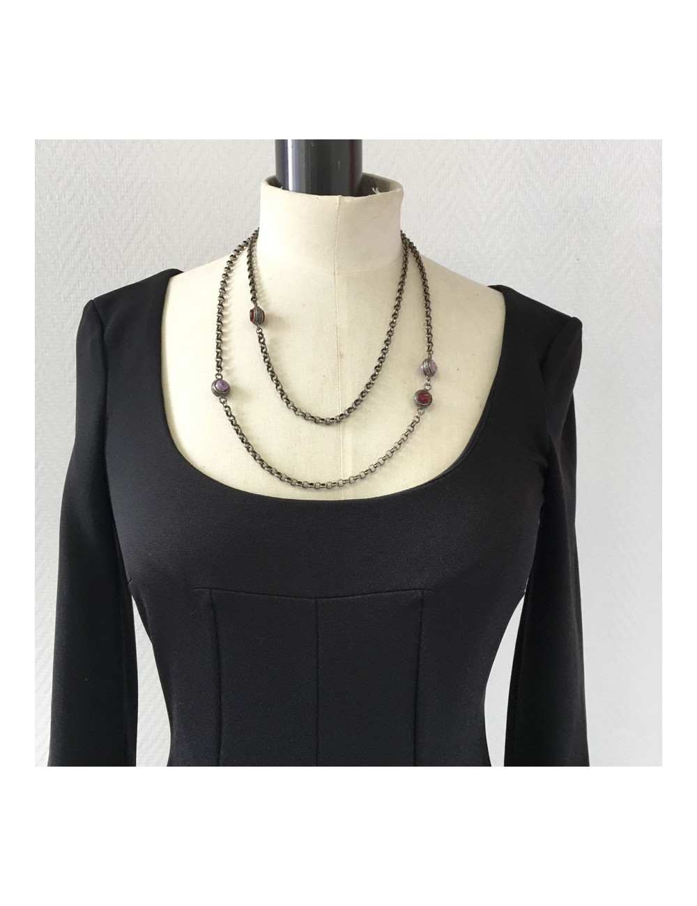 Sautoir MARGUERITE DE VALOIS chaîne argentée vieillie et pâte de verre mauve et bordeaux