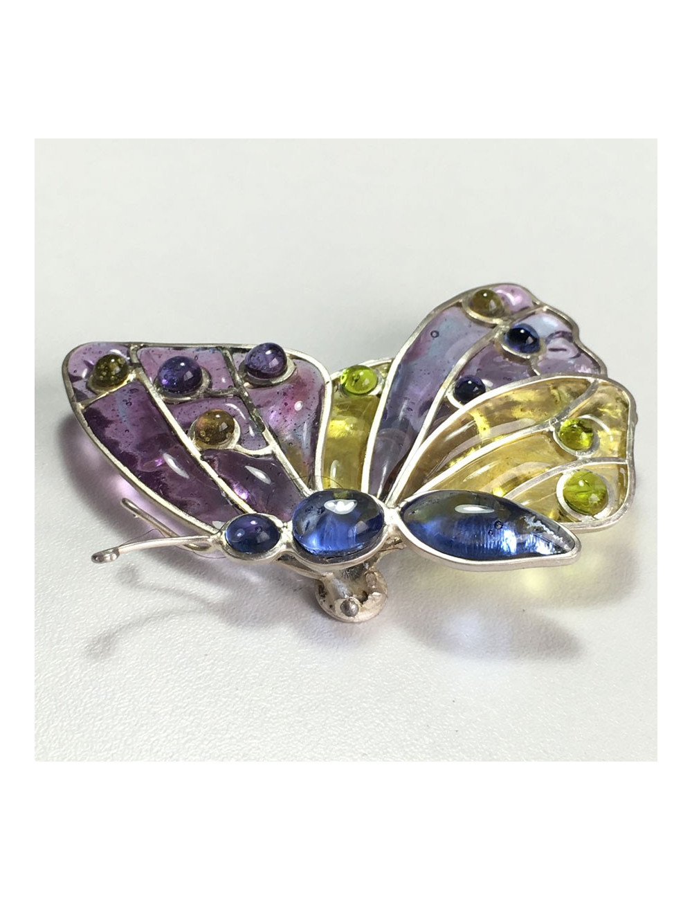 Broche LOUIS VUITTON papillon en pâte de verre multicolore et métal argenté