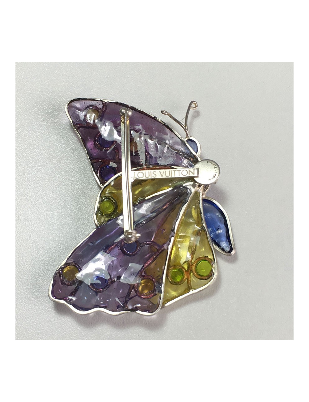 Broche LOUIS VUITTON papillon en pâte de verre multicolore et métal argenté
