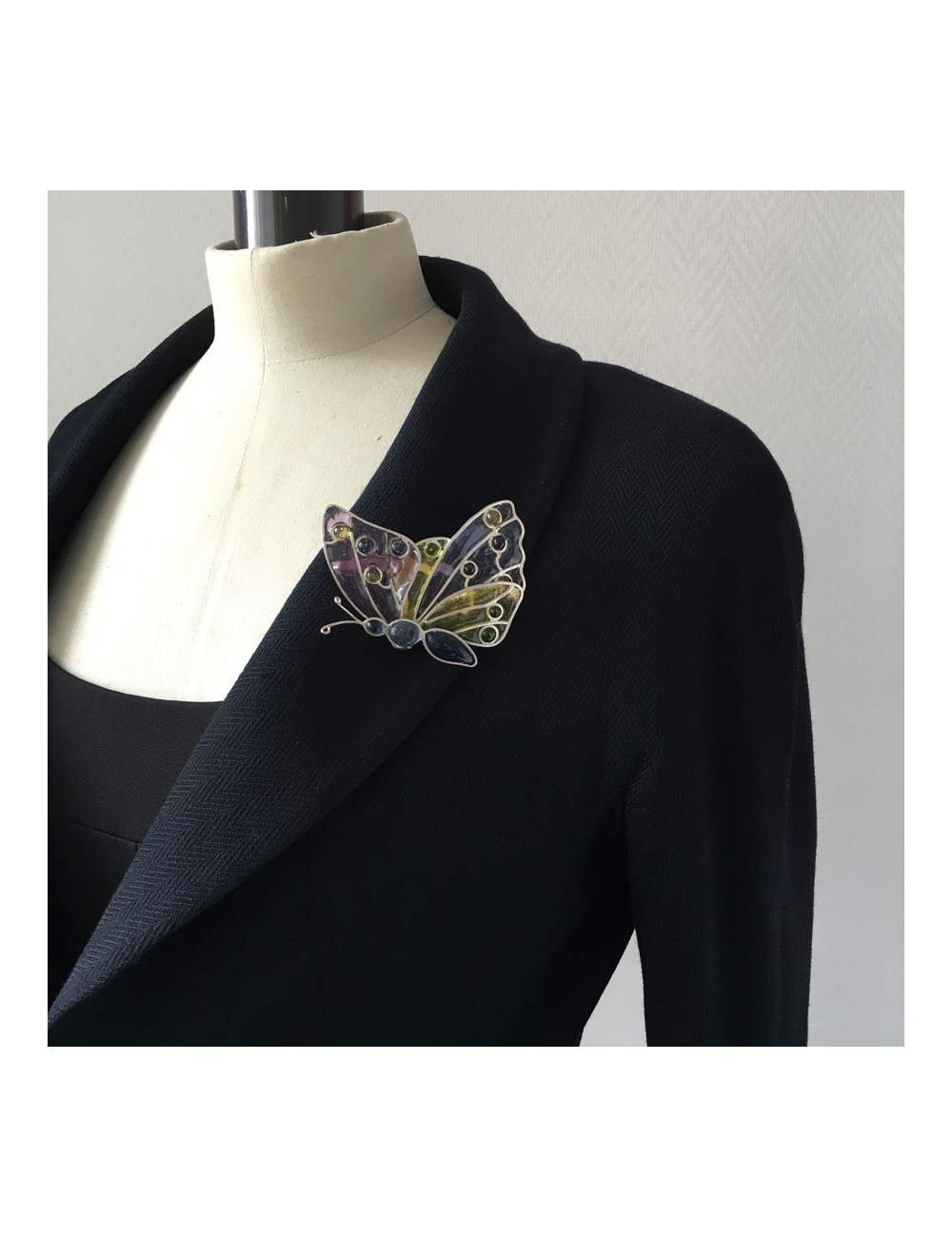 Broche LOUIS VUITTON papillon en pâte de verre multicolore et métal argenté