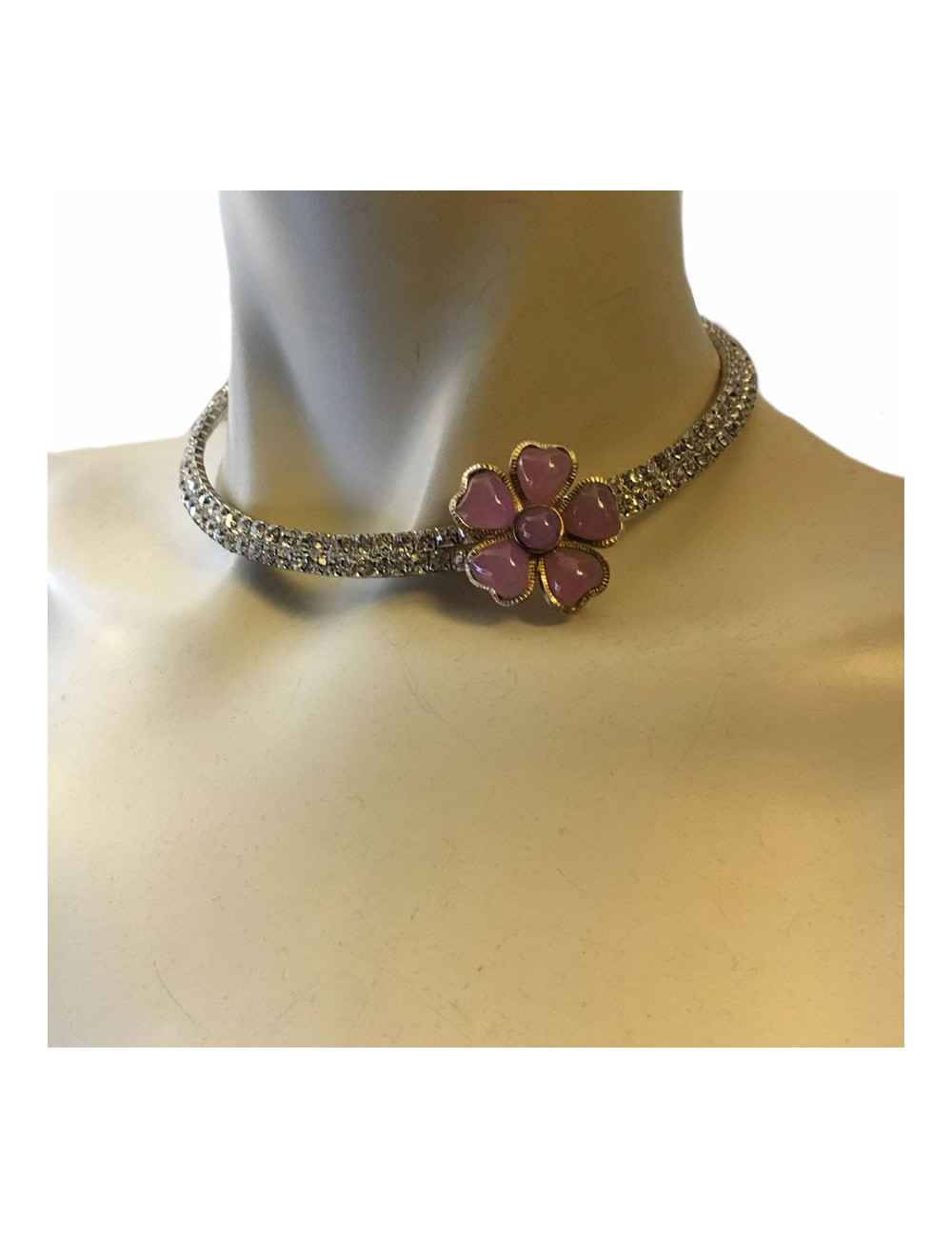 Collier raz du cou camélia bois de rose et strass