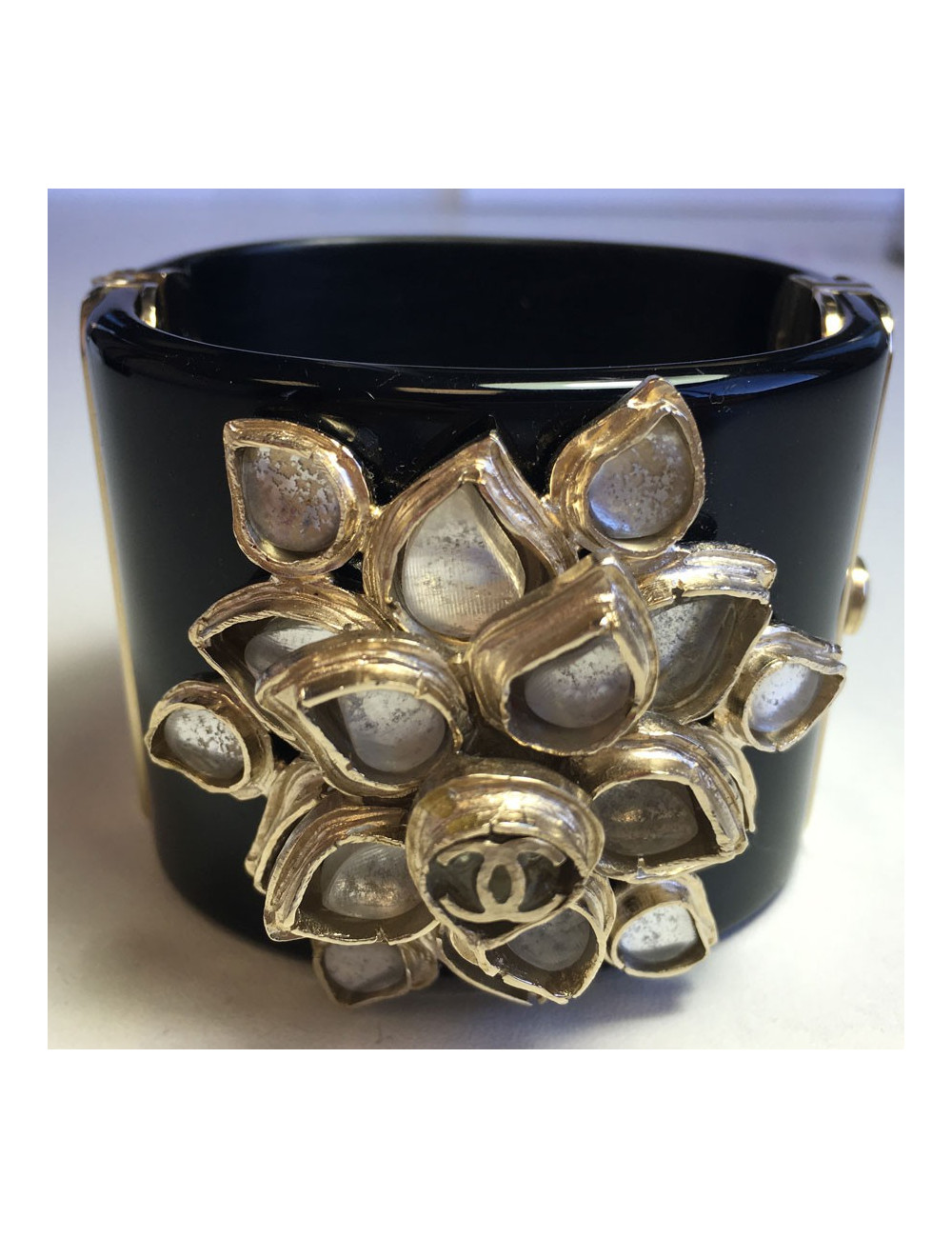CHANEL cuff in black resin and flower in gold metal and transparent resin