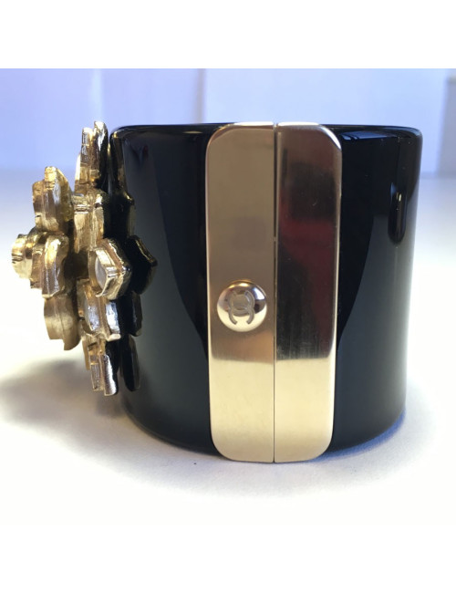 CHANEL cuff in black resin and flower in gold metal and transparent resin
