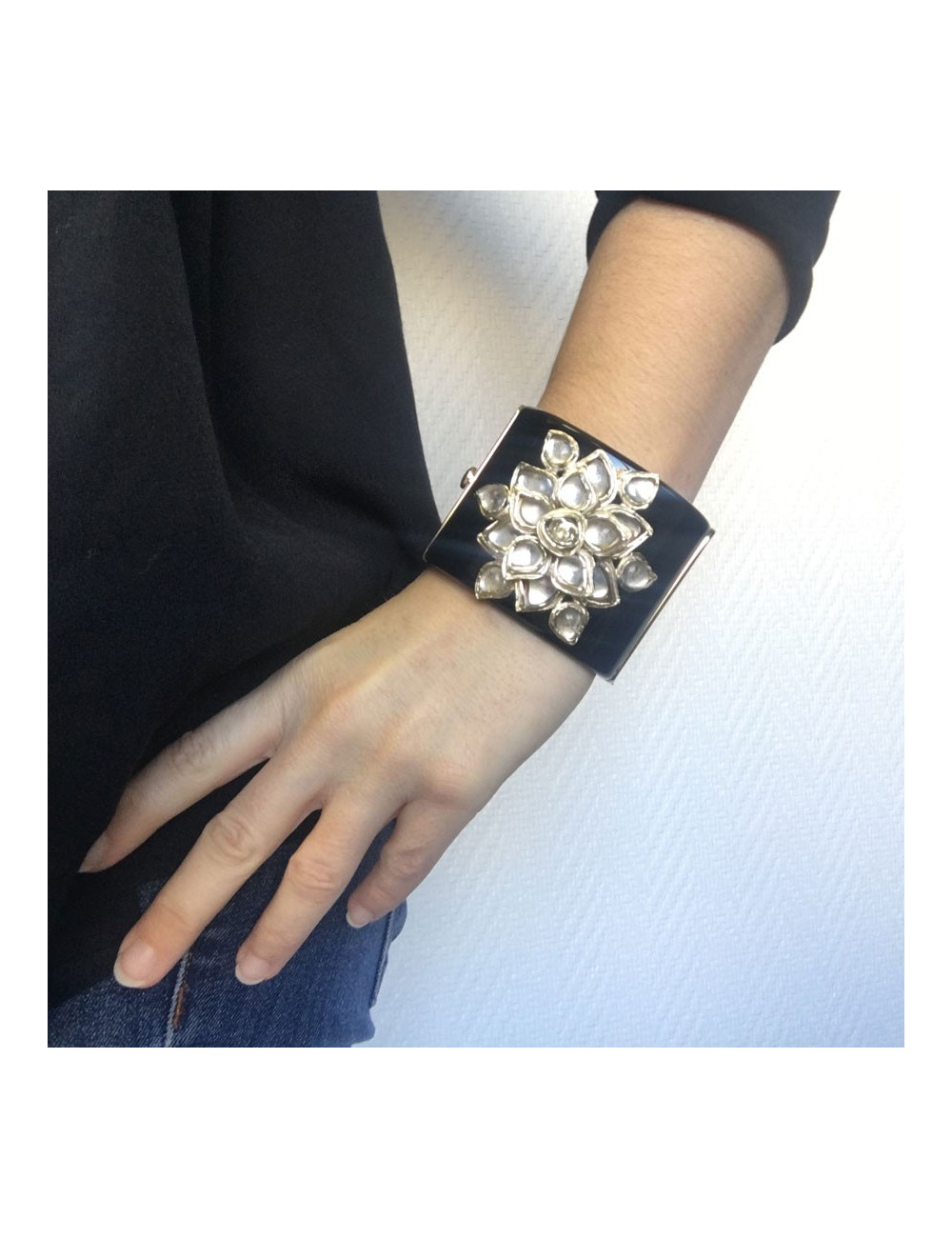 CHANEL cuff in black resin and flower in gold metal and transparent resin