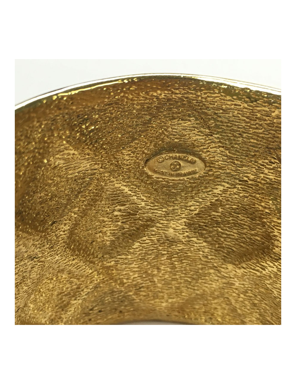 Manchette CHANEL matelassée dorée vintage