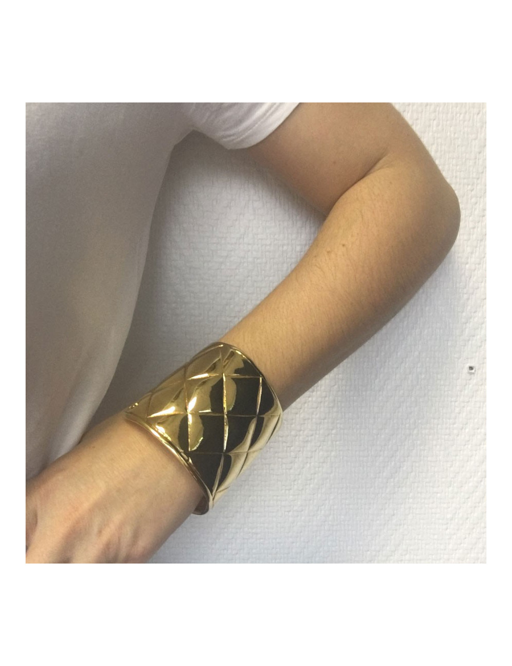 Manchette CHANEL matelassée dorée vintage