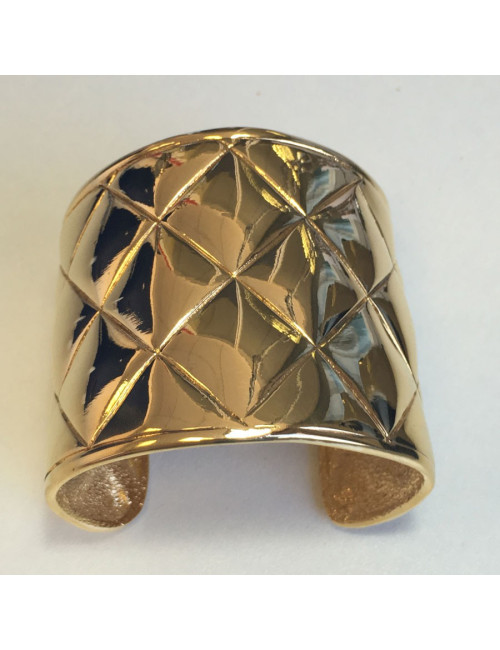 CHANEL Couture cuff bracelet with a quilted effect in gilded metal