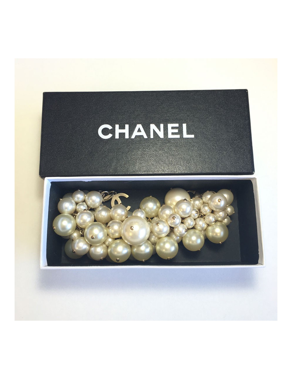 Bracelet CHANEL en perles nacrées