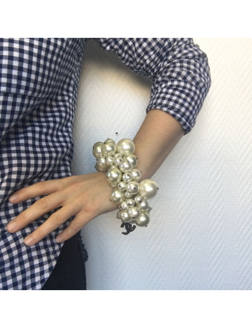 Bracelet CHANEL en perles nacrées