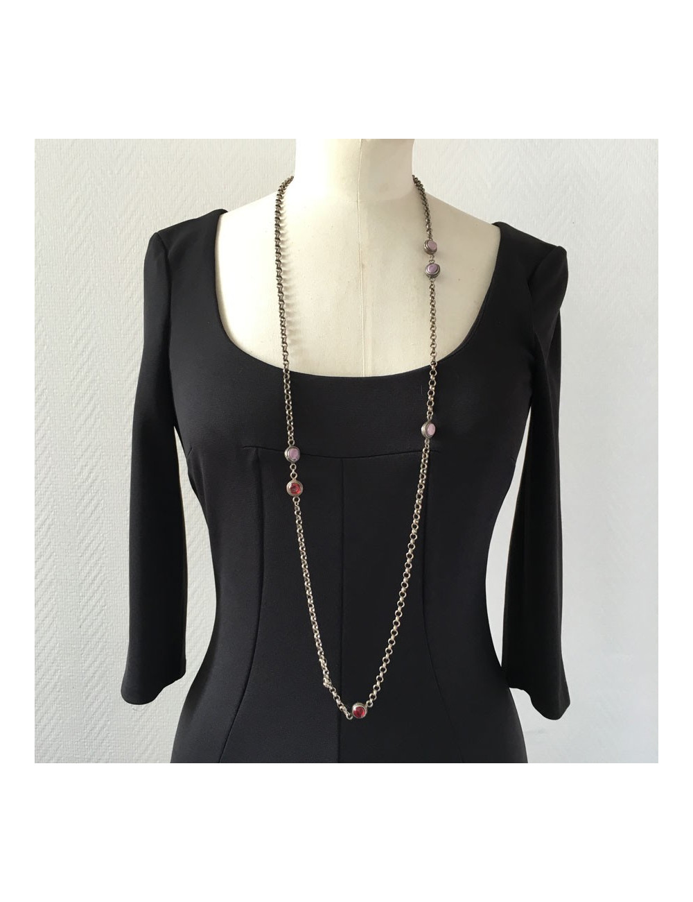 Sautoir MARGUERITE DE VALOIS chaîne argentée vieillie et pâte de verre mauve et bordeaux