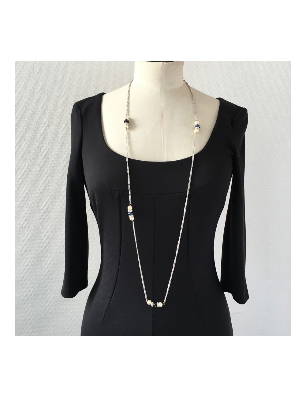 Sautoir MARGUERITE DE VALOIS chaîne argentée, strass, pierres noires  et perles nacrées