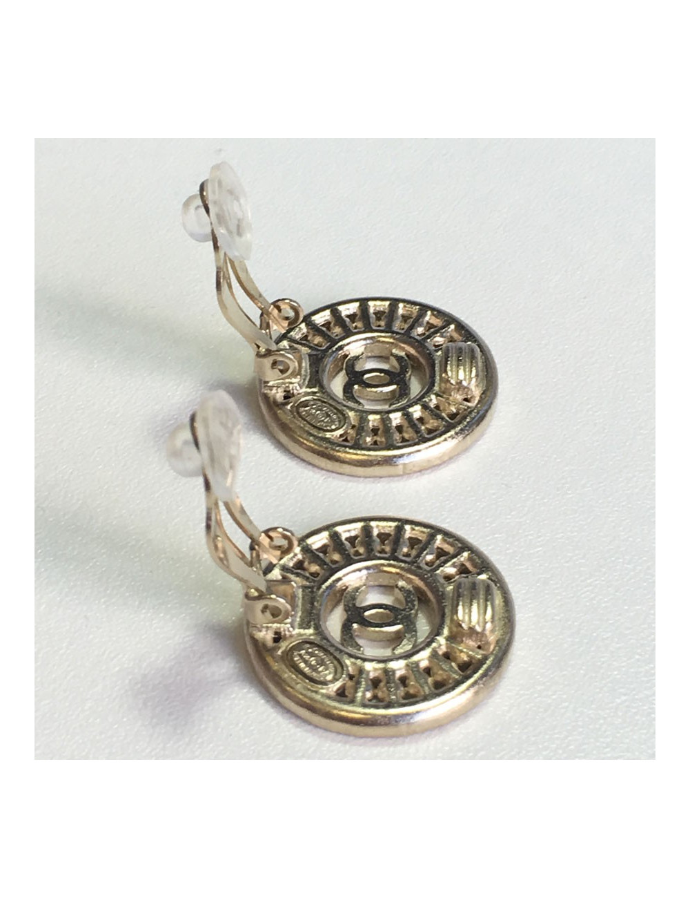 CHANEL round clip-on earrings in gilded metal, CC and Rhinestones