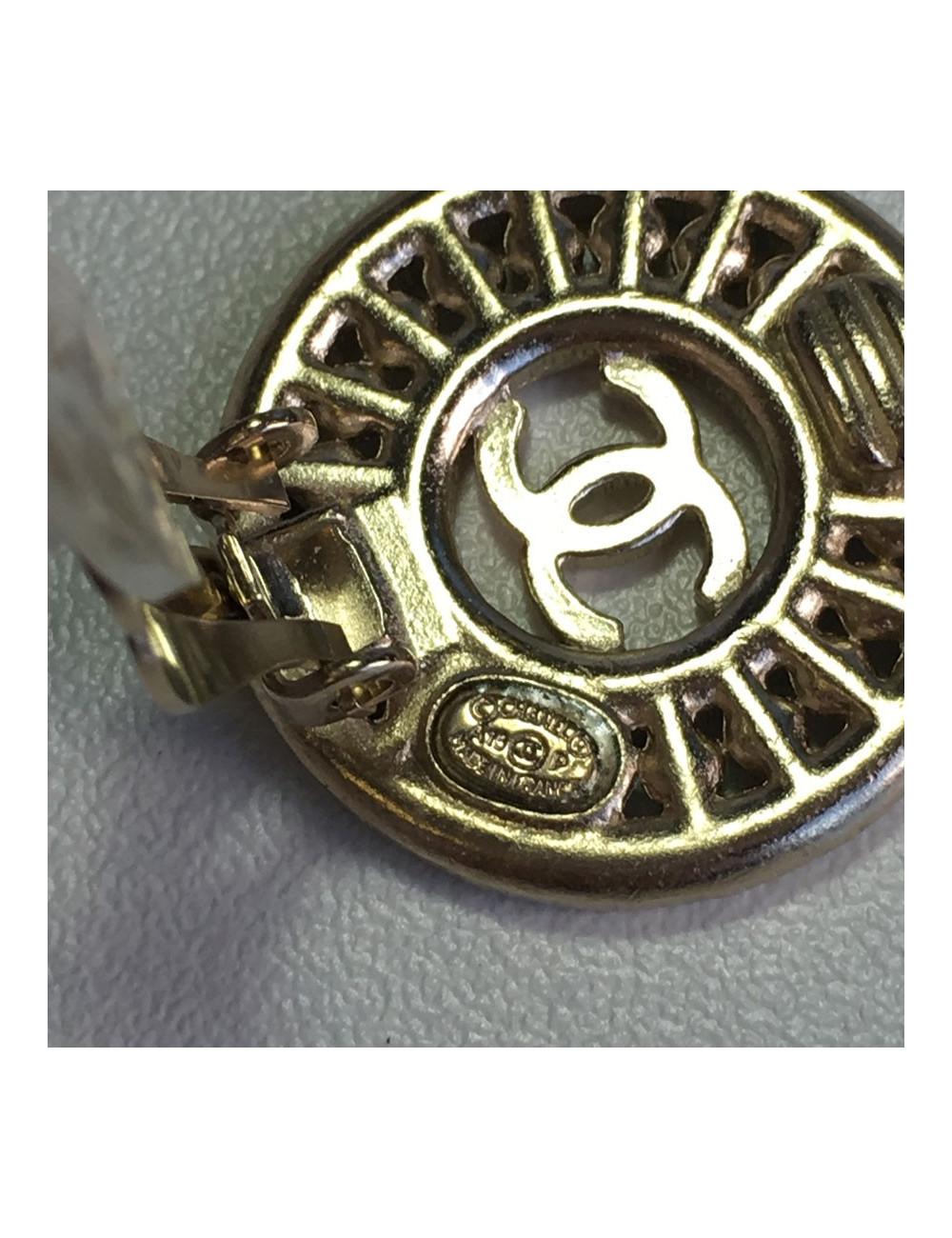 CHANEL round clip-on earrings in gilded metal, CC and Rhinestones