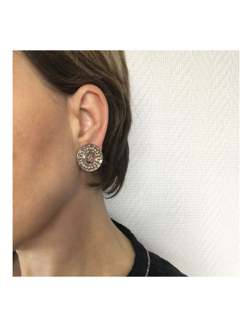 Boucles d'oreille clips CHANEL ronde en métal doré, perles nacrées er strass baguettes