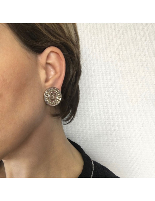 Boucles d'oreille clips CHANEL ronde en métal doré, perles nacrées er strass baguettes