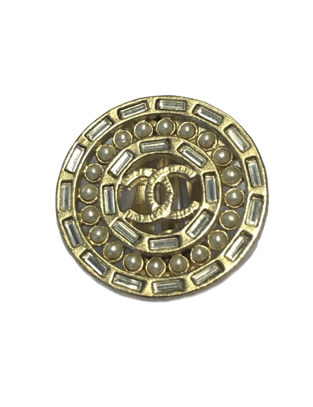 Boucles d'oreille clips CHANEL ronde en métal doré, perles nacrées er strass baguettes