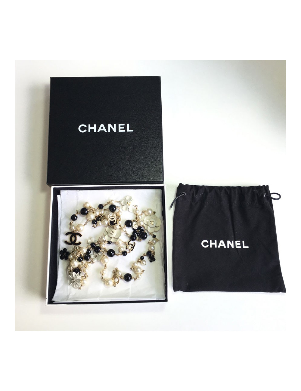 Sautoir CHANEL chaine dorée, perles nacrées et noires, camélia en émail