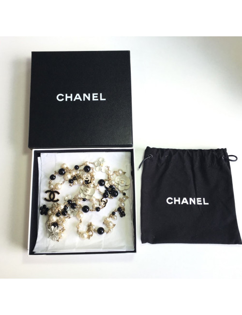 Sautoir CHANEL chaine dorée, perles nacrées et noires, camélia en émail