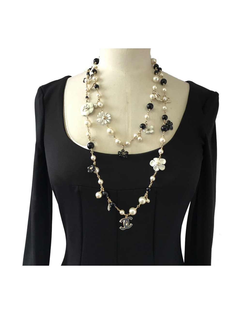 Necklace CHANEL gold chain, black and Pearly beads, Camellia in email