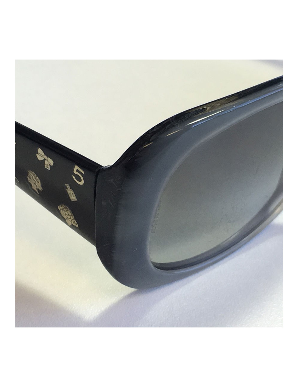 xxx Lunettes de soleil CHANEL en plastique gris et noir