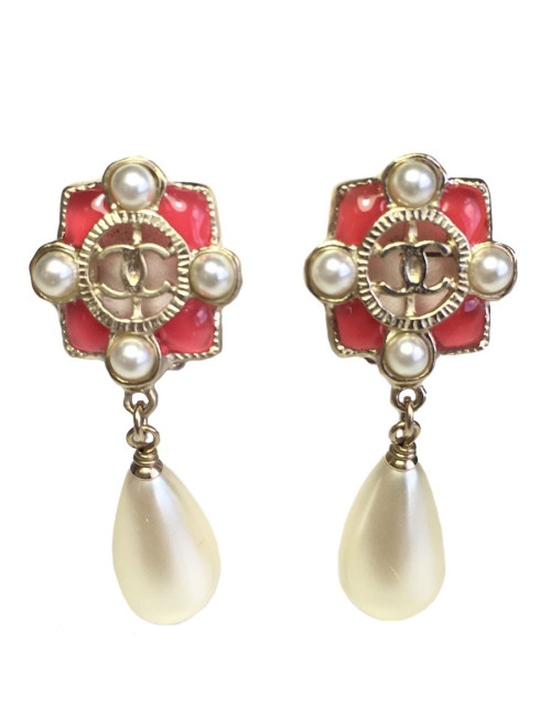 Boucles d'oreille clips CHANEL perle nacrée et résine rose