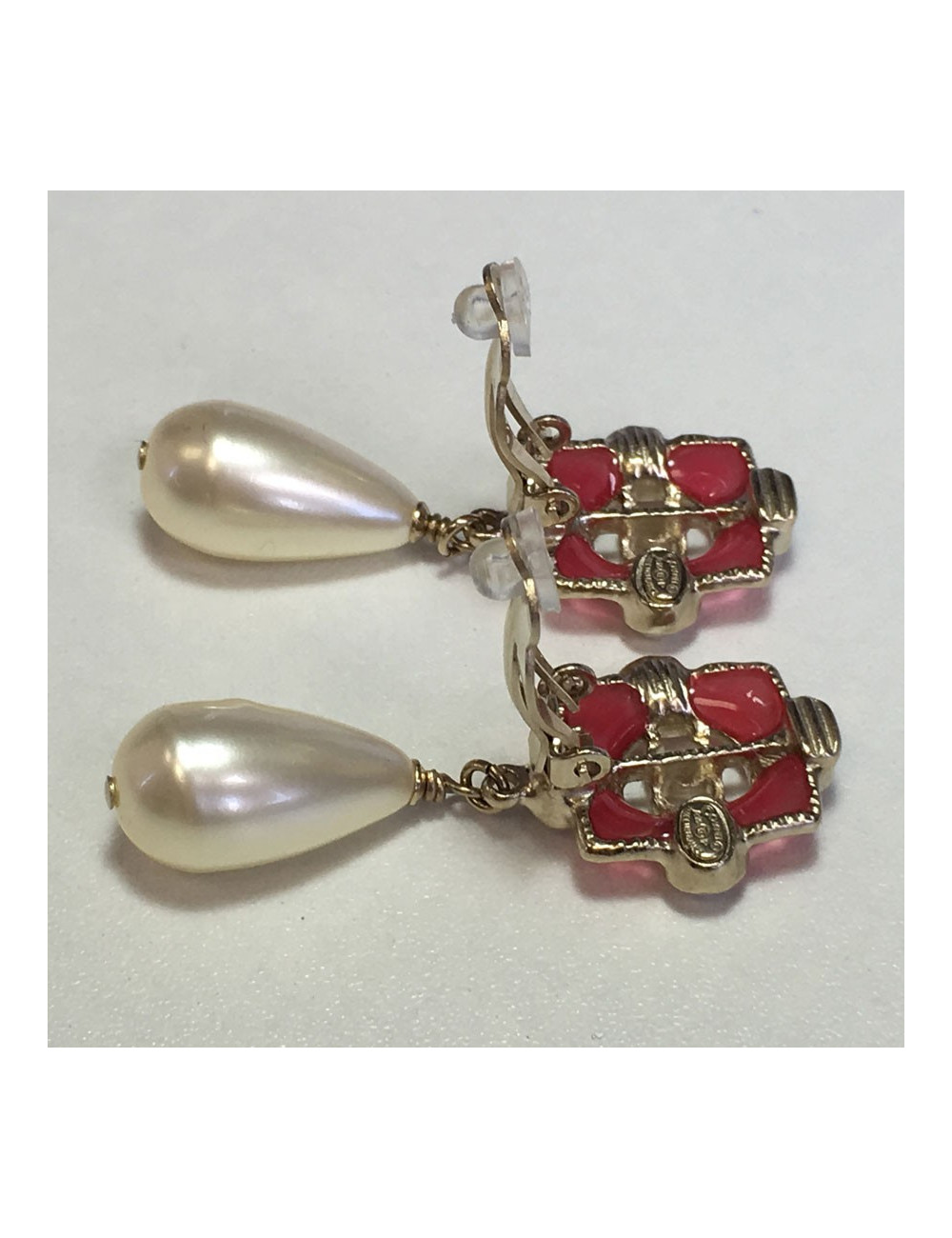 Boucles d'oreille clips CHANEL perle nacrée et résine rose