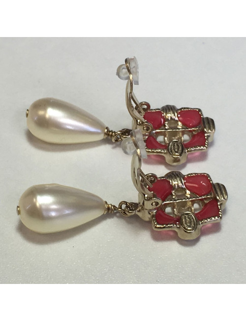 Boucles d'oreille clips CHANEL perle nacrée et résine rose